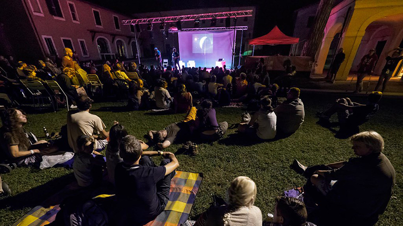 https://www.isoladieinstein.it/wp-content/uploads/2026/06/eventi-serali.jpg